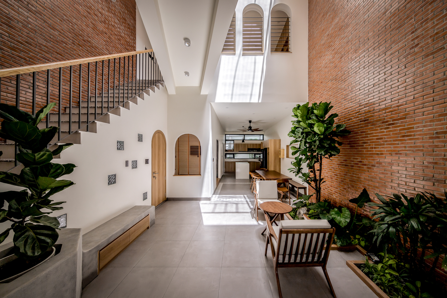 Không gian nội thất nhà phố mang hơi hướng của phong cách Địa Trung Hải với sự hấp dẫn của các vật liệu thô, chưa tinh tế và ưu tiên sự tối giản trong từng đường nét thiết kế.