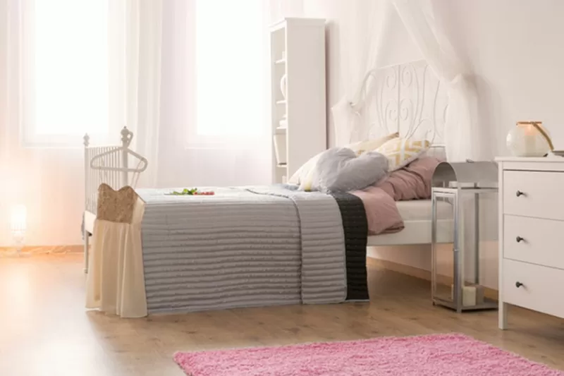 Phòng ngủ với thảm trải sàn màu hồng phấn nhẹ nhàng