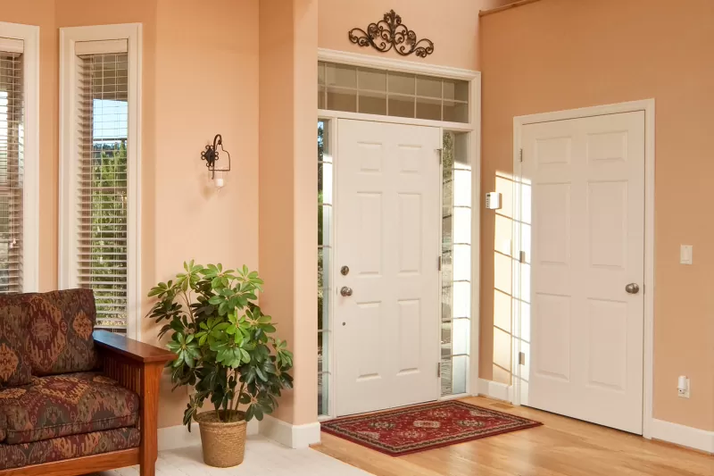 Thảm trải sàn màu đỏ hoặc cam là lựa chọn phù hợp đối với cửa chính, lôi vào nhà giúp thu hút năng lượng dương tích cực. 