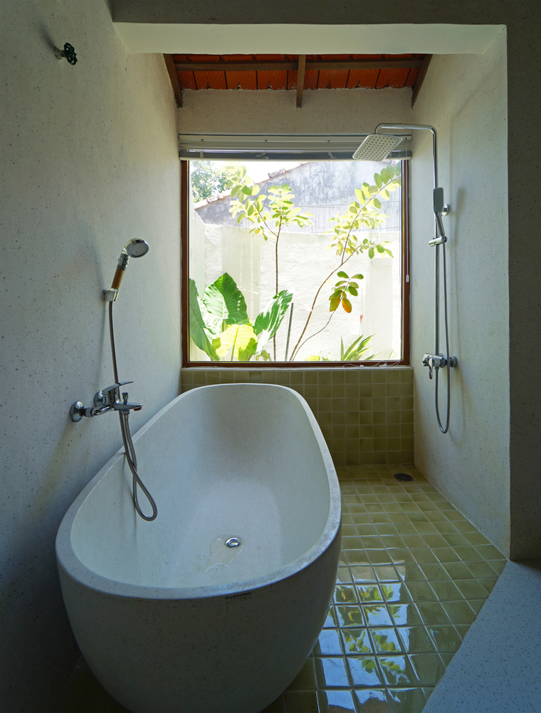 Phòng tắm thoáng sáng với tầm nhìn xanh mát, tạo cảm giác thư giãn.