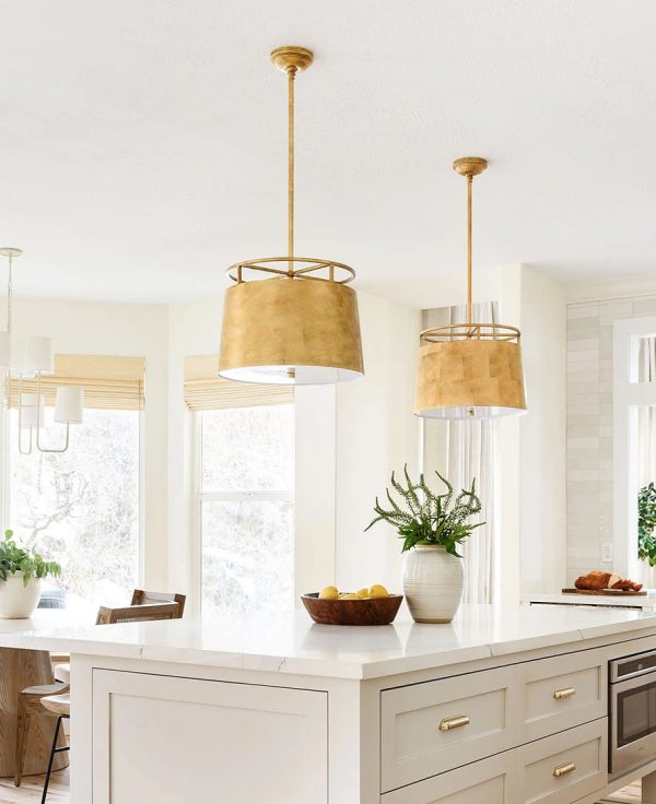 Đèn thả bếp được làm từ kim loại chắc chắn với lớp hoàn thiện màu vàng sáng bóng, dễ vệ sinh làm sạch. Thiết kế đèn phù hợp với cả phòng bếp hiện đại và truyền thống.