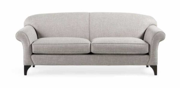 Đường cong chiếm vị thế chủ đạo trong thiết kế sofa này, nhưng không quá phô trương, đủ mềm mại và tinh tế.