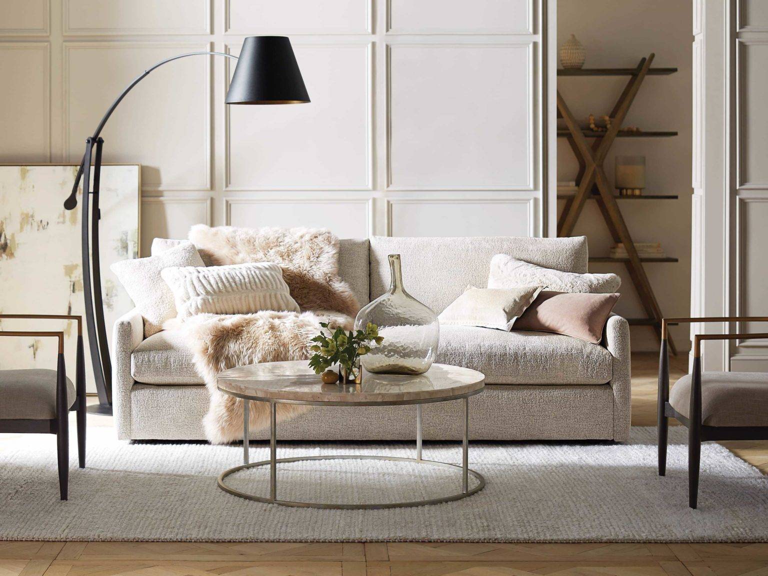 Kipton Sofa với tay vịn thấp là lựa chọn phù hợp cho những không gian nhỏ hẹp. Nó trông ấm cúng và thân thiện, linh hoạt để phù hợp với nhiều phong cách khác nhau.