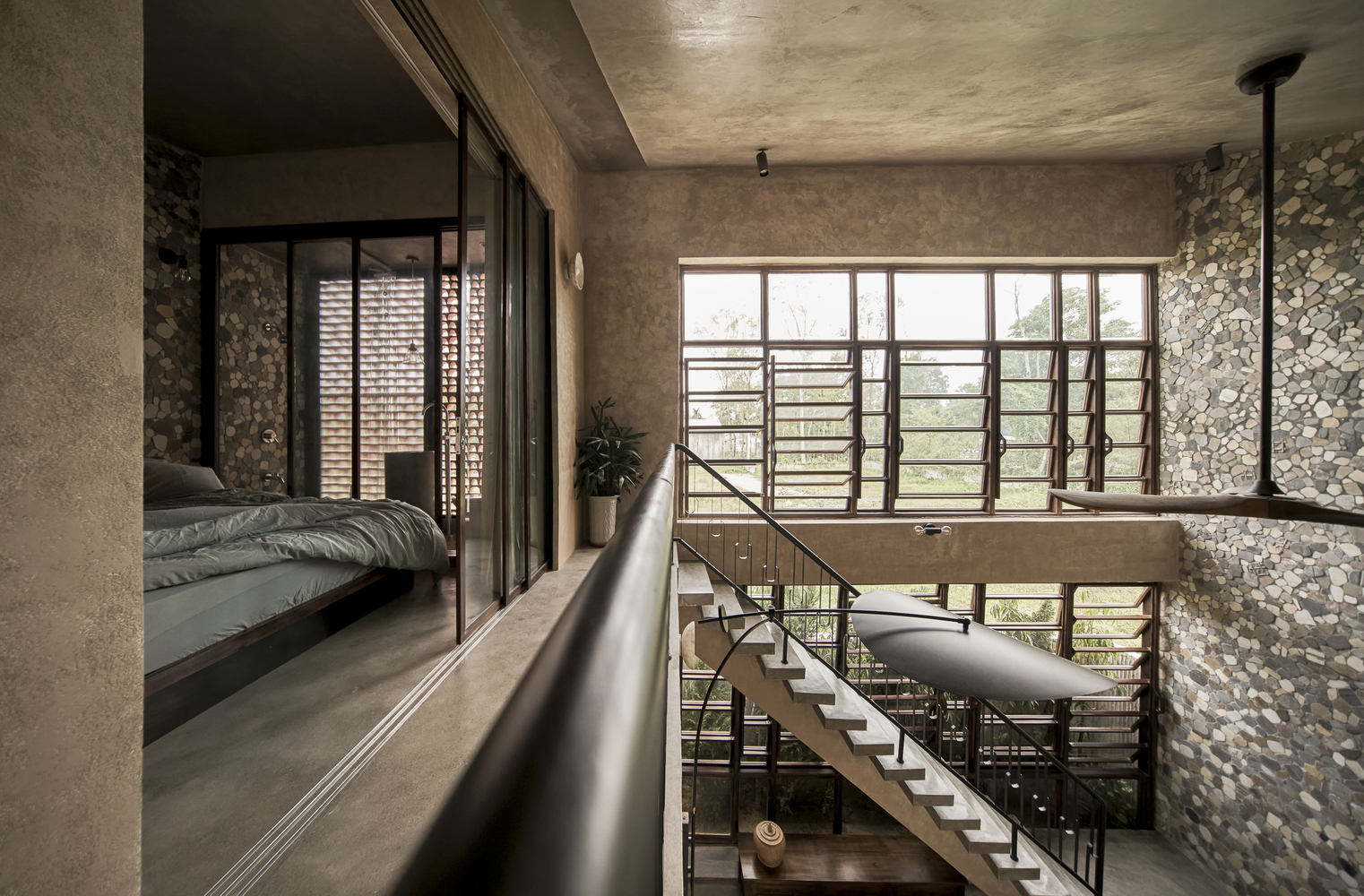 Tầng trên ngôi nhà dành cho không gian ngủ nghỉ với thiết kế mở thoáng đãng.
