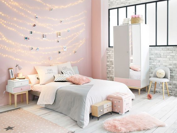 Mẫu phòng ngủ con gái xinh tươi với sắc hồng pastel nhẹ nhàng. Cửa sổ kính mang đến ánh sáng tự nhiên ngập tràn không gian phòng.