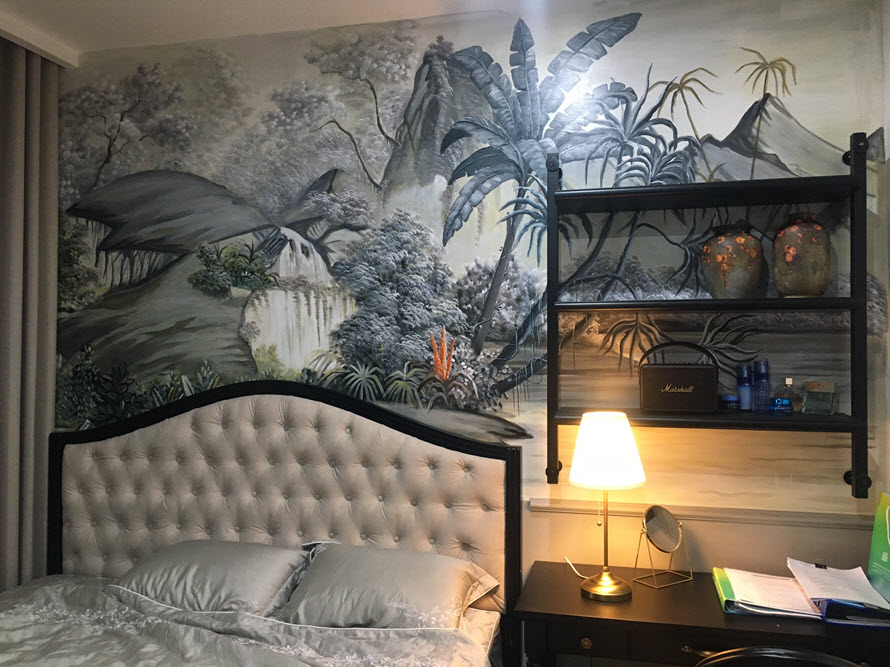 Tranh tường kiểu nhiệt đới tiếp tục tạo ấn tượng đặc biệt cho không gian phòng ngủ master trong căn hộ 70m2 của chị Linh.