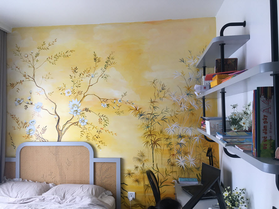 Không gian ngủ nghỉ "gây nghiện" bởi tranh tường đầu giường họa tiết tinh tế, sắc vàng Đông Dương nhẹ nhàng, ấm áp.