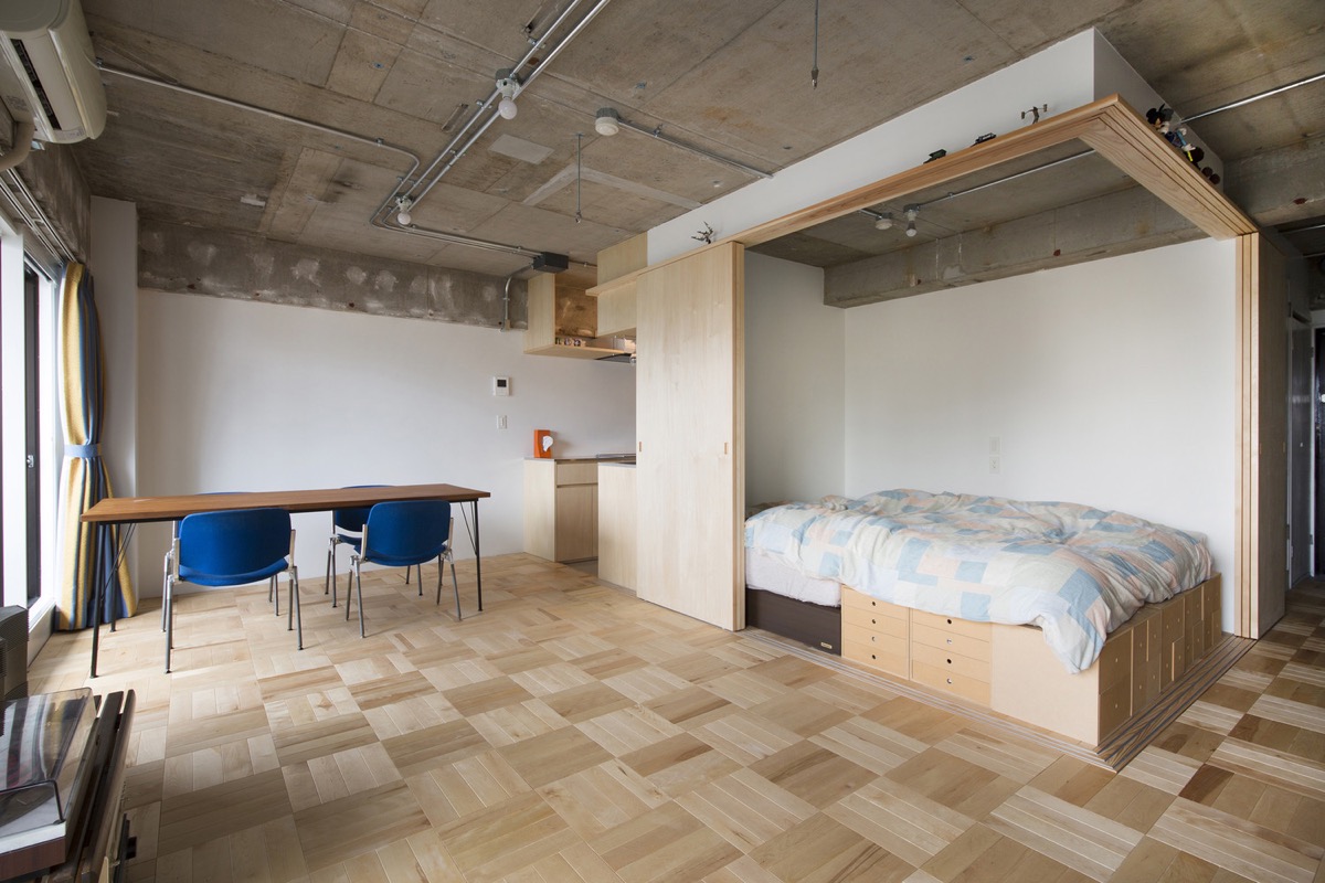 Phòng ngủ nhỏ được "giấu nhẹm" trong bức màn gỗ ấm áp. Thiết kế theo phong cách mở hiện đại, tối giản đảm bảo sự thông thoáng cho không gian sống.