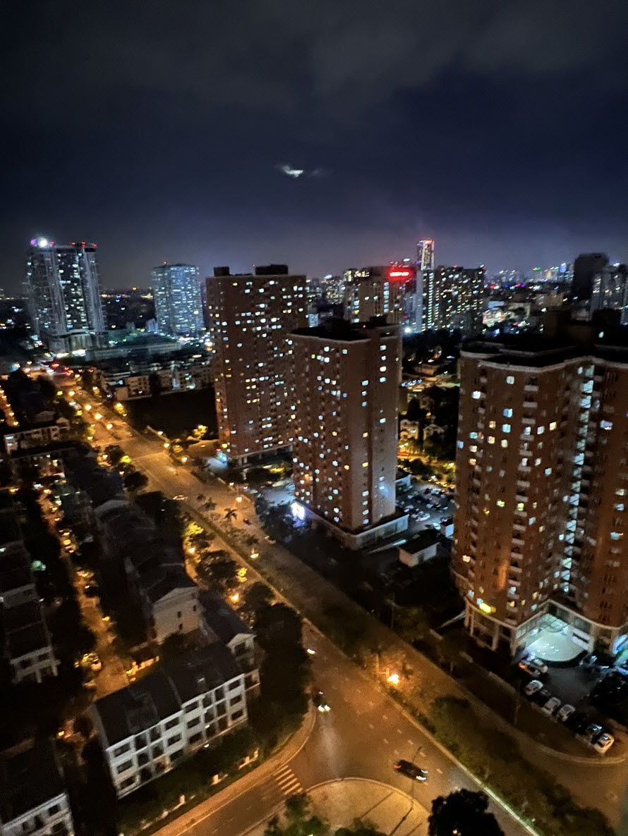 View thành phố về đêm từ căn hộ của chị Thư