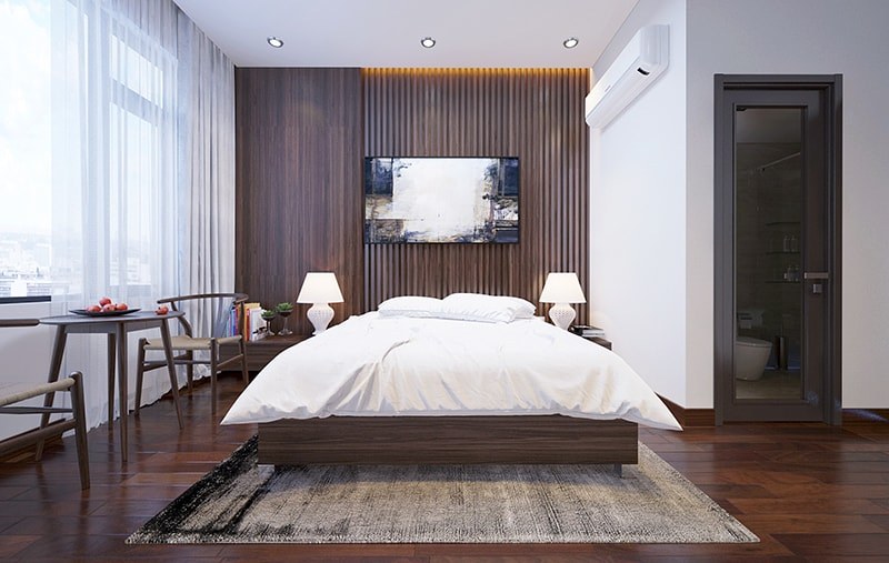 Phòng ngủ master sang trọng, tích hợp phòng tắm - vệ sinh. Tường đầu giường ốp gỗ cùng tông với sàn tạo cảm giác thư giãn, thân thiện.