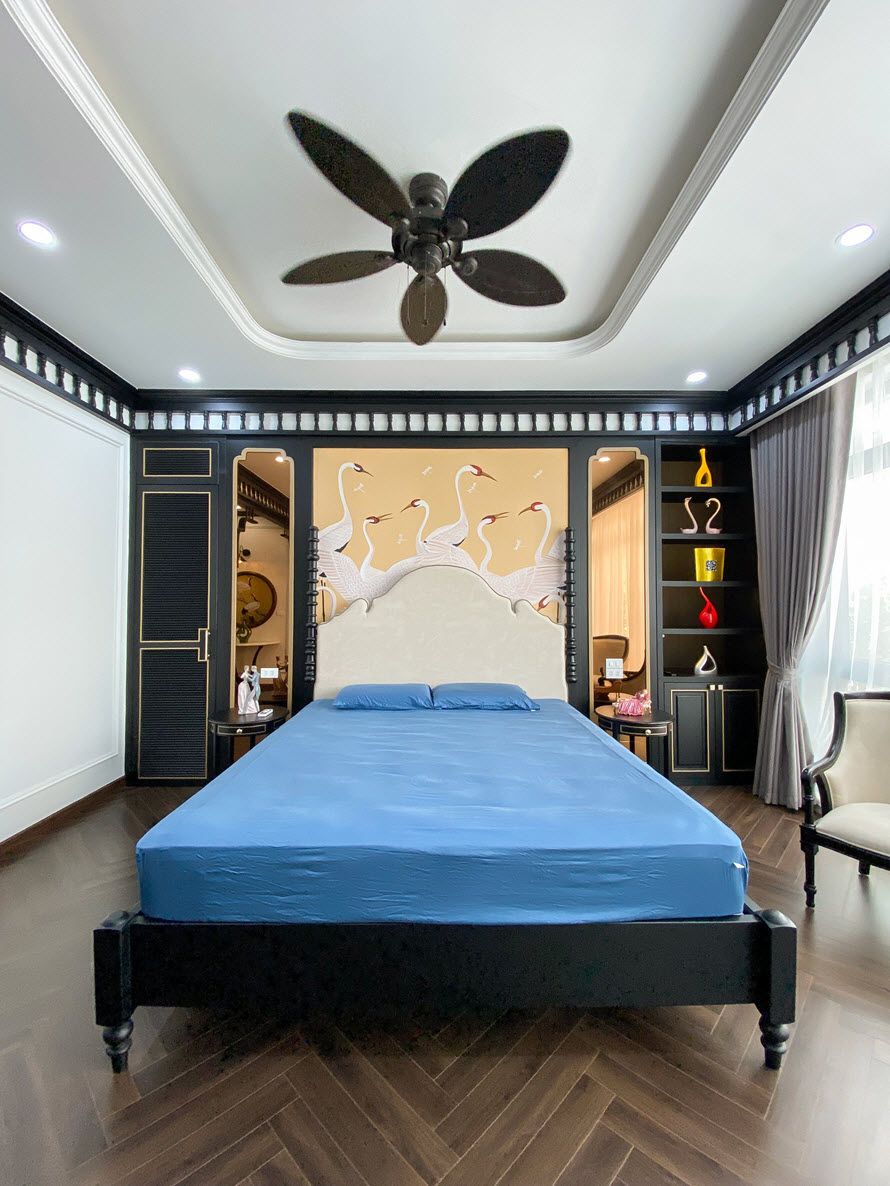 Cùng với phòng khách, phòng ngủ master trong căn nhà phố Nghi Tàm thể hiện rõ phong cách nội thất Indochine sang trọng, đẳng cấp.