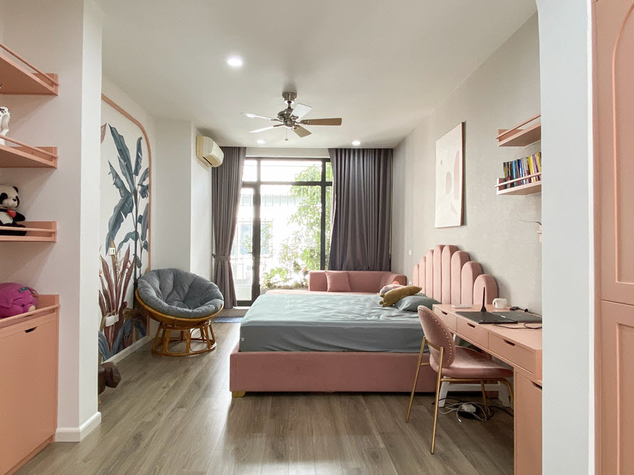 Vẫn là phong cách Indochine nhưng đã có sự biến tấu, phá cách trong phòng ngủ này. Sắc hồng pastel, họa tiết nhiệt đới mang đến cái nhìn độc đáo.