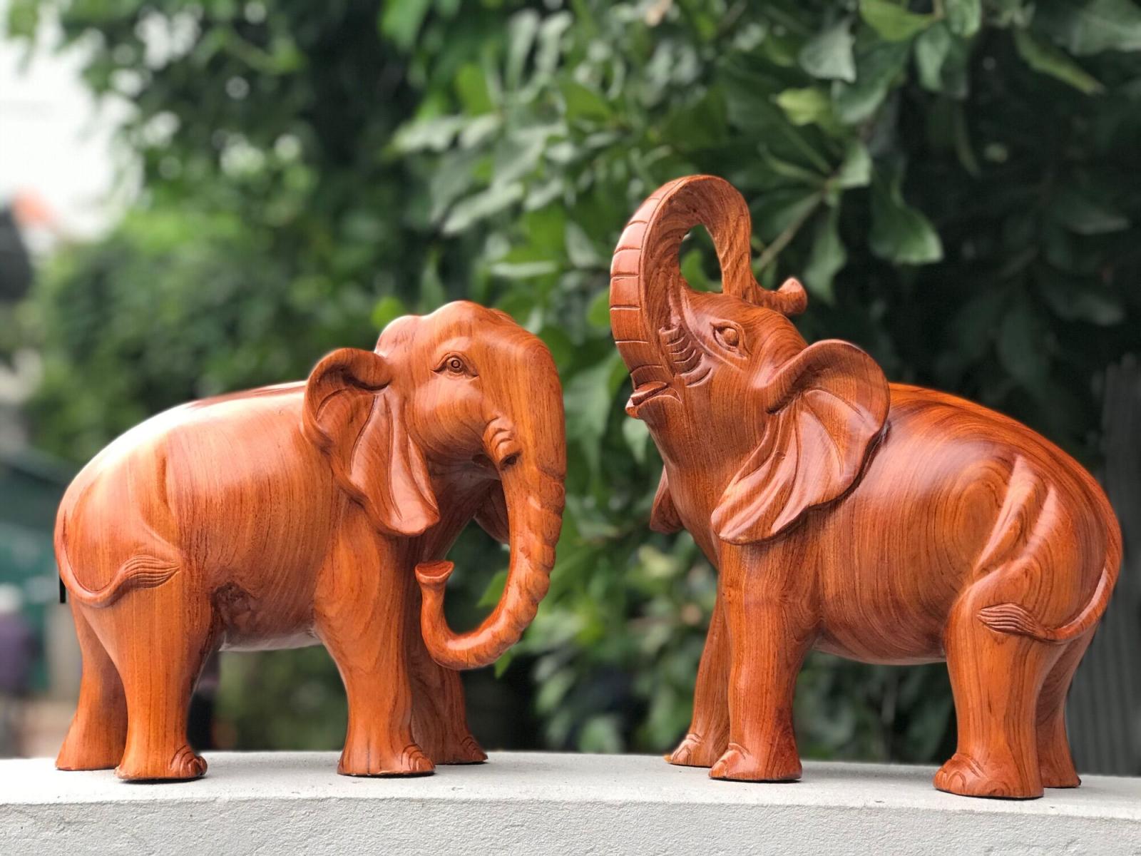 Cặp tượng voi phong thủy bằng gỗ được nhiều gia chủ lựa chọn bài trí trong nhà nhằm chiêu tài, hút lộc, cầu bình an, khỏe mạnh.