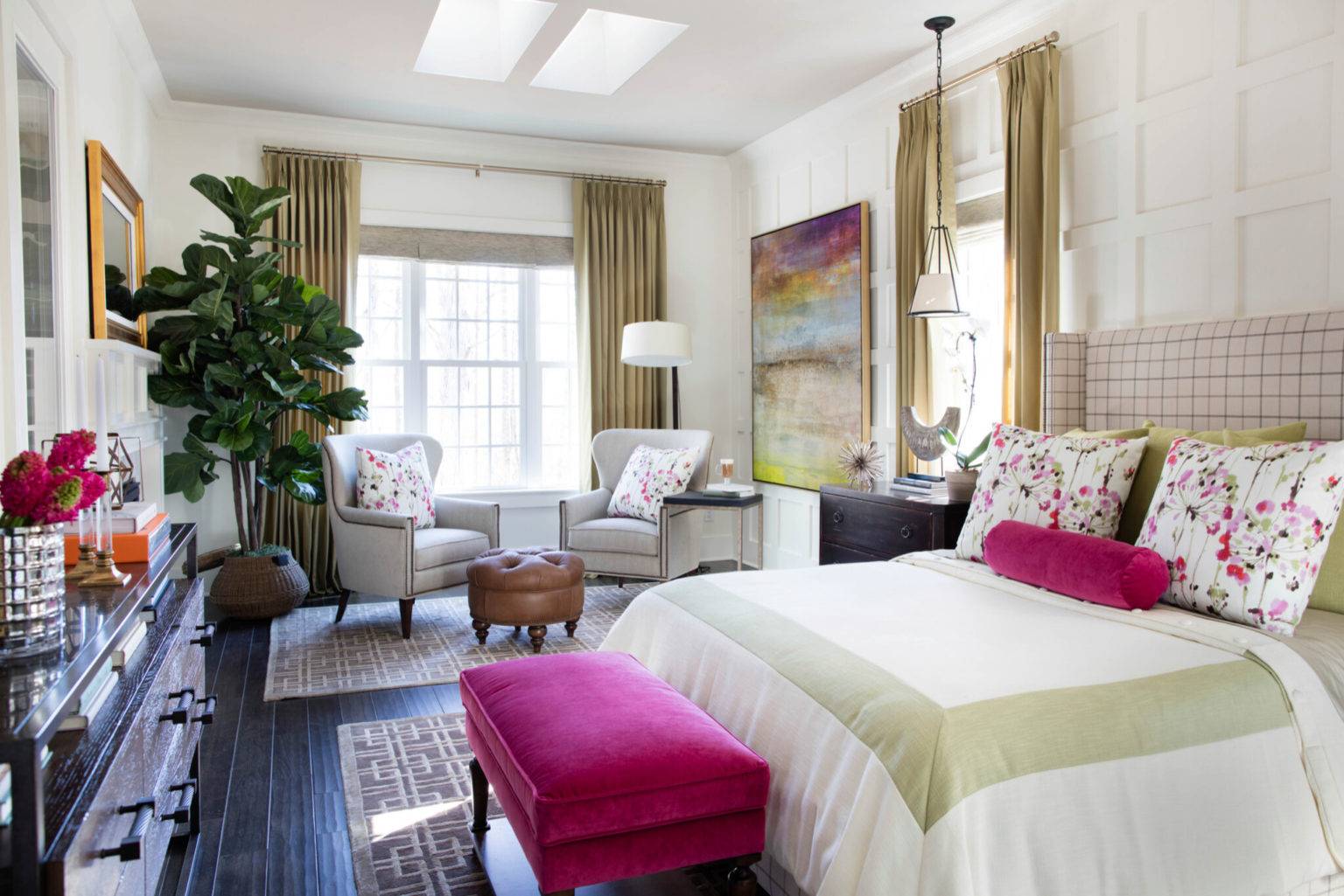 Màu hồng nóng là một sự lựa chọn màu sắc linh hoạt khi trang trí nhà mùa hè.