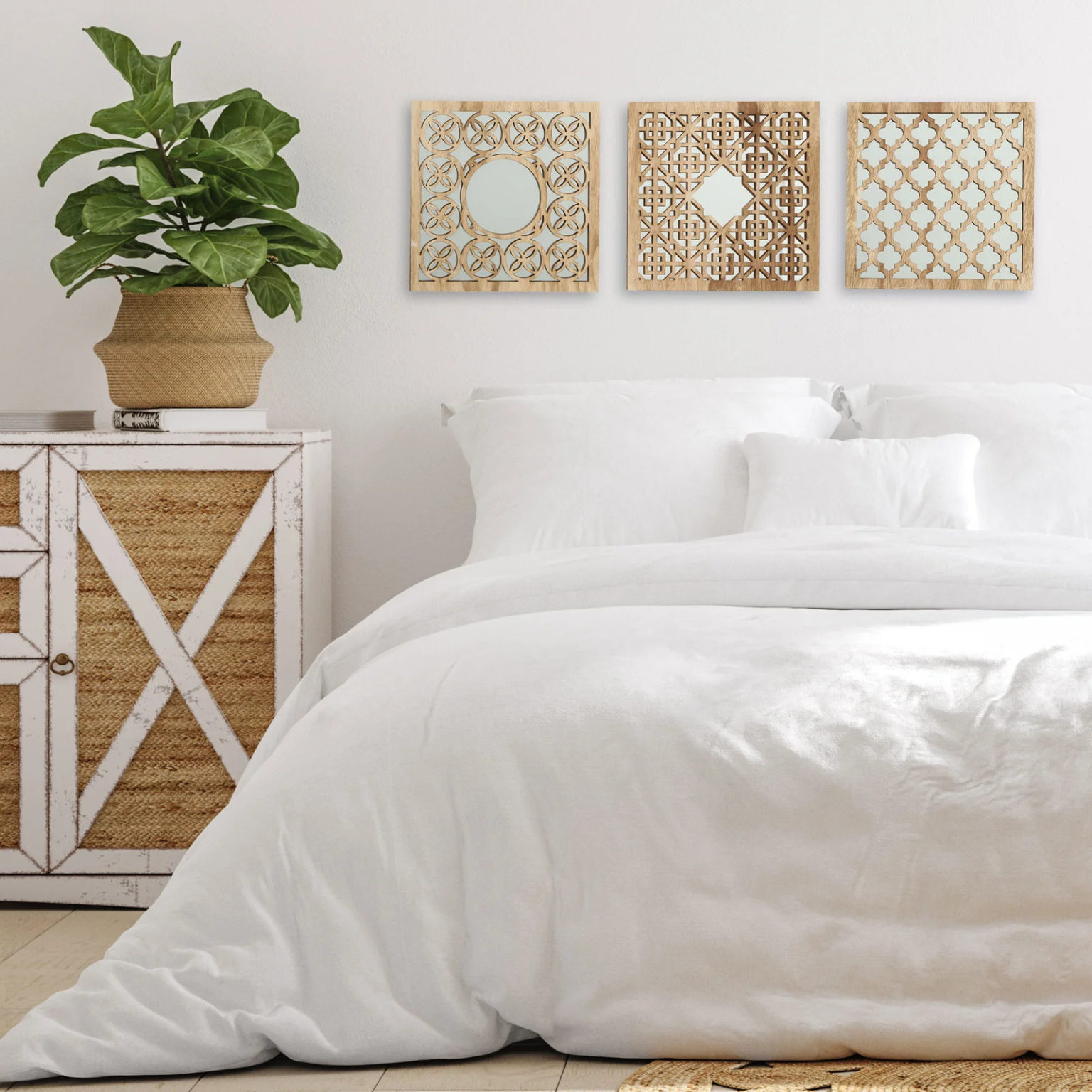 Với sự hiện diện của bộ gương trang trí, bức tường trắng đầu giường không còn đơn điệu.