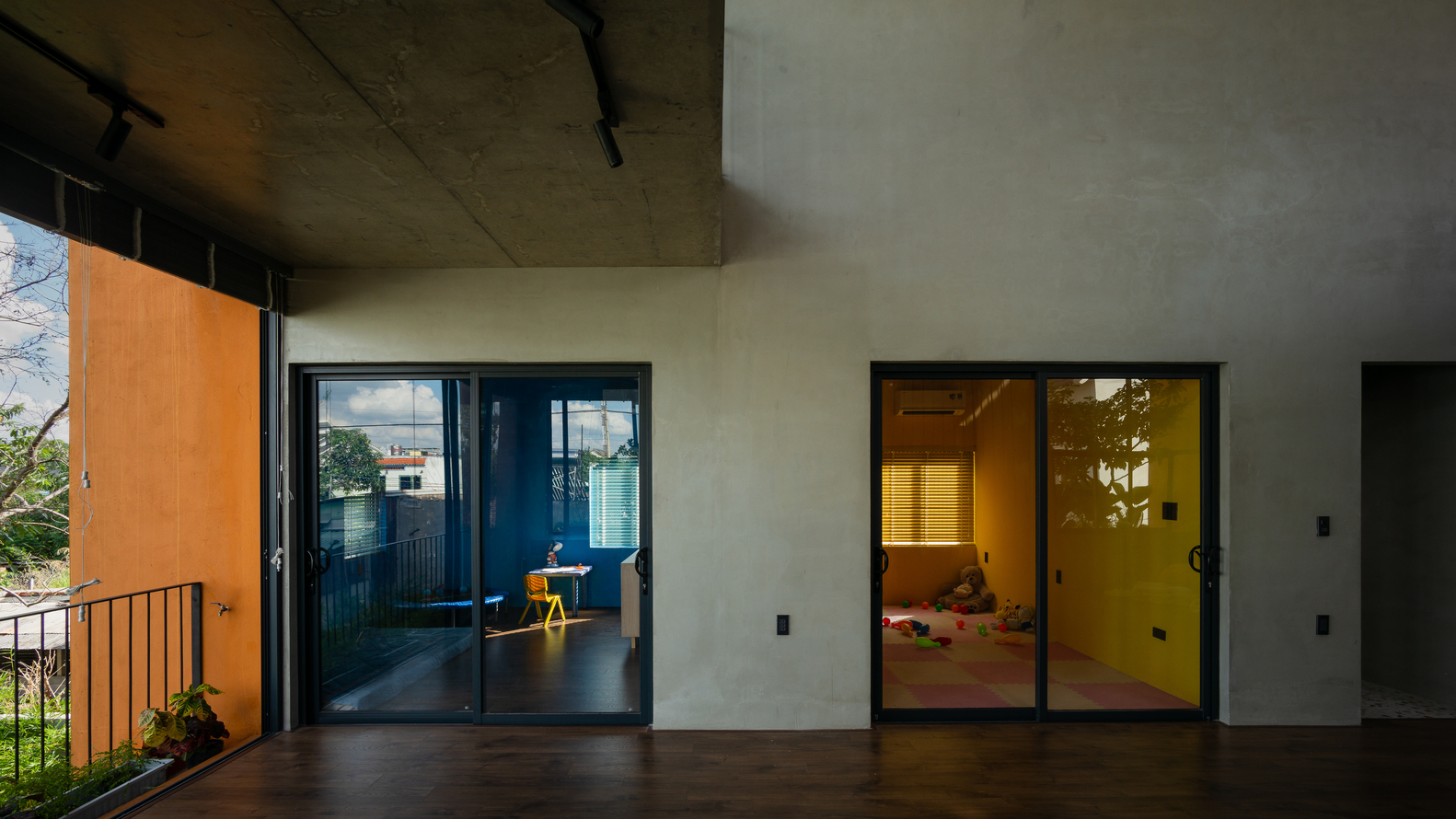 Các phòng trong nhà hầu hết đều sử dụng cửa kính cao rộng nhằm tạo sự thông thoáng, rộng rãi cho không gian sống.