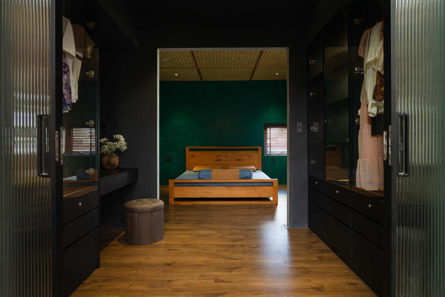 Phòng ngủ cực ấn tượng với sơn tường màu đen huyền bí kết hợp xanh ngọc sang trọng. Trong khi đó, giường và sàn gỗ tạo cảm giác thư giãn, thân thiện.