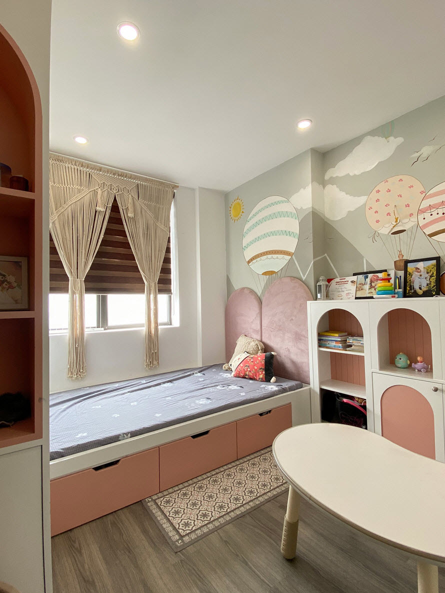 Phòng ngủ trẻ em luôn là điểm nhấn vui nhộn, đáng yêu trong các thiết kế nội thất căn hộ chung cư. Bảng màu hồng - tím - xám - trắng phối kết vô cùng ăn ý.