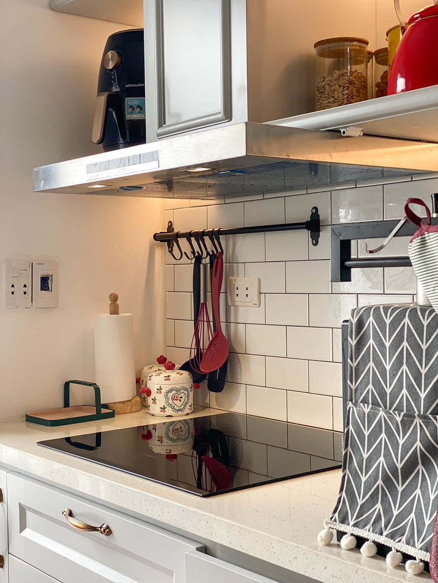 Với khu bếp nấu, kiến trúc sư sử dụng bảng màu xám - trắng chủ đạo tạo cảm giác rộng thoáng, sạch sẽ.