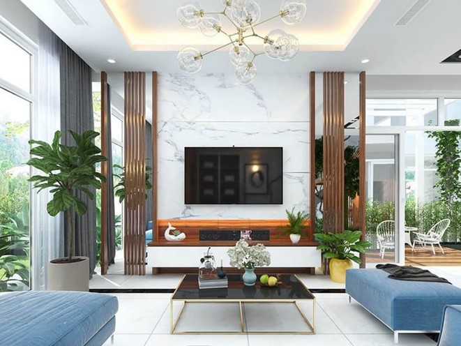 Phòng khách nhà vườn được thiết kế theo phong cách hiện đại tối giản với bộ ghế sofa màu xanh dương nhẹ nhàng tạo điểm nhấn, đồng thời kết nối hài hòa với sắc xanh thiên nhiên.