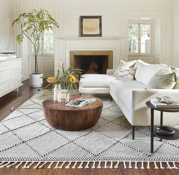 Nếu phòng khách nhà bạn được thiết kế theo phong cách hiện đại hoặc Scandinavian thì mẫu thảm trải sàn này là lựa chọn hoàn hảo.