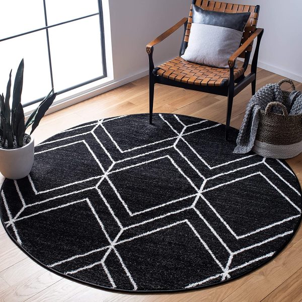Thảm tròn màu đen với những họa tiết trắng hình học trở thành tiêu điểm mạnh mẽ thu hút mọi ánh nhìn. Thảm được làm từ các sợi tổng hợp đàn hồi chống phai màu và bám bụi.