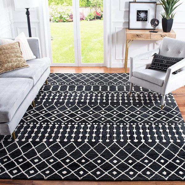 Thảm này được làm thủ công từ len cao cấp mang lại cảm giác mềm mại, ấm áp cho bất kỳ không gian chức năng nào, đặc biệt là phòng khách.