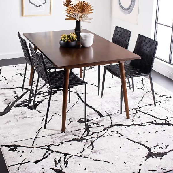 Hoa văn đen trắng trừu tượng của thảm có thể giấu nhẹm các vết bẩn, rất phù hợp với không gian ăn uống