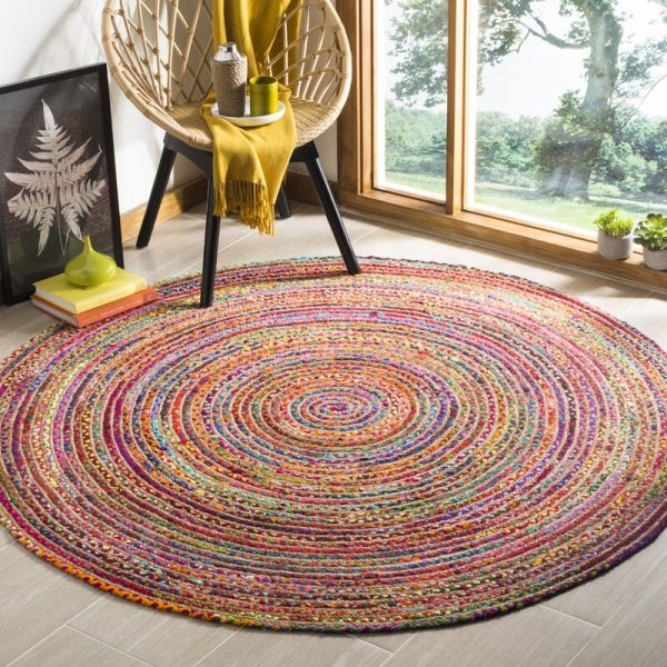 Mẫu thảm tròn tạo điểm nhấn hấp dẫn cho bất kỳ ngôi nhà nào, phù hợp với những ai theo đuổi lối trang trí sang trọng, phóng túng.
