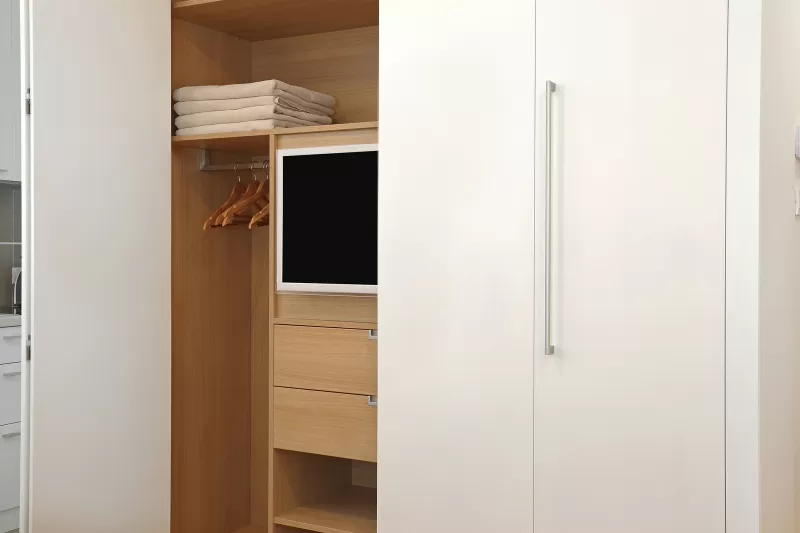 Tivi phòng ngủ được lắp đắt tích hợp trong tủ lưu trữ nhằm hạn chế tác động xấu của nó đối với phong thủy phòng ngủ.