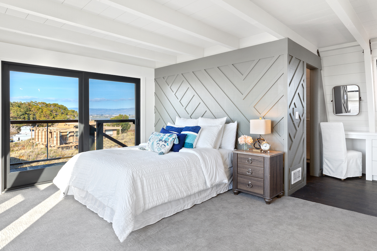 Trang trí phòng ngủ tối giản, hầu hết các gia chủ đều chọn sơn tường và trần màu trắng hoặc ghi sáng và tạo một bức tường điểm nhấn ở đầu giường.
