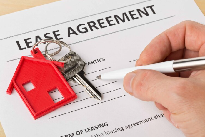 hình ảnh minh họa cho việc ký hợp đồng thuê nhà ở, móc chìa khóa hình ngôi nhà màu đỏ