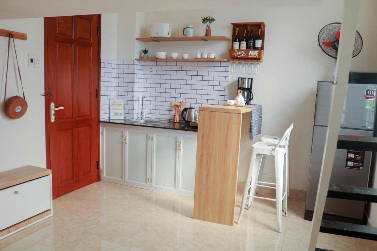 Decor bếp phòng trọ tiện nghi, thoáng đẹp góp phần tạo nên không gian sống chất lượng ngay cả khi bạn đi thuê trọ. 
