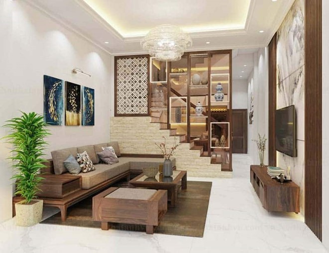 Phòng khách nhà ống 5 tầng có thiết kế đơn giản với bộ sofa gỗ tông màu tự nhiên tạo cảm giác thân thiện, ấm áp.