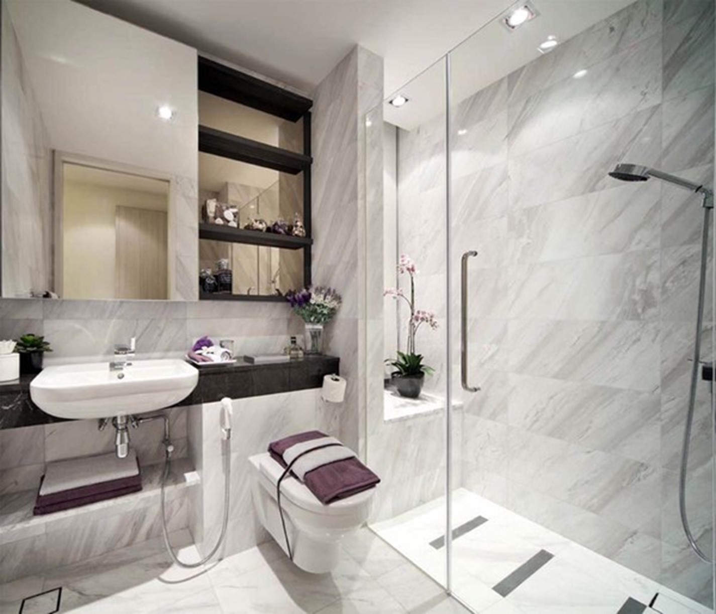 Phòng vệ sinh được phân tách hai khu khô - ướt bằng vạch kính trong suốt giúp căn phòng luôn sạch sẽ và thông thoáng.