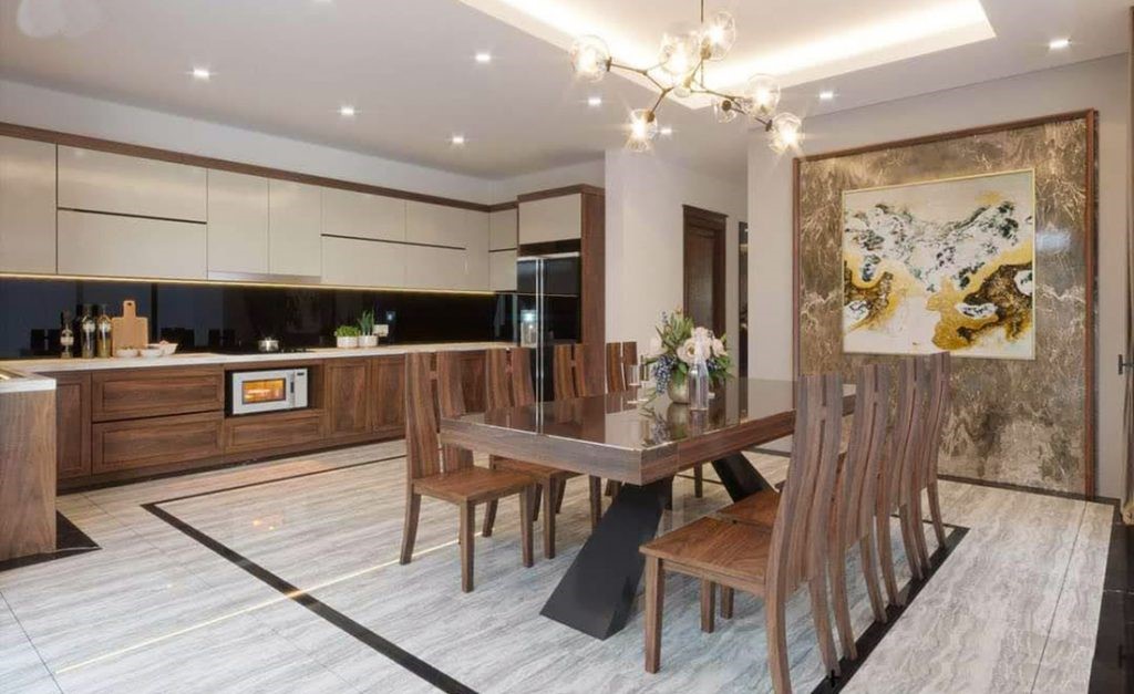 Không gian bếp và phòng ăn hiện đại, nổi bật với tông màu gỗ ấm áp.