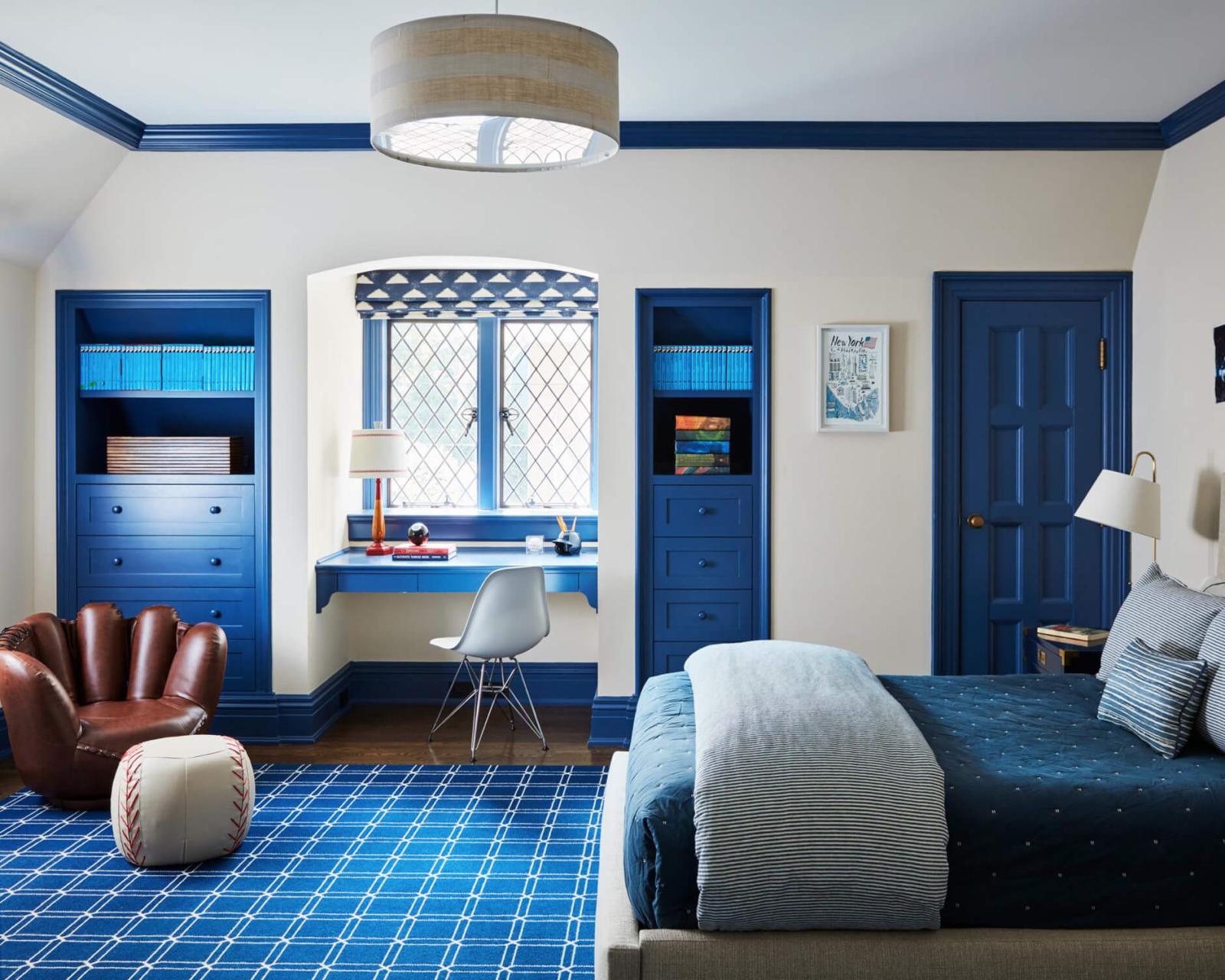 Phòng ngủ con trai ấn tượng với những đường kẻ sọc khỏe khoắn chấm phá hài hòa trên nền xanh pastel. Sự cách điệu của kệ sách cũng tạo nên nét mới lạ cho căn phòng.