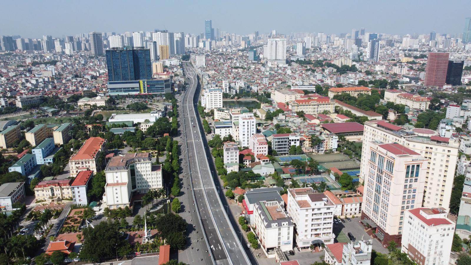 Hình ảnh một góc thành phố nhìn từ trên cao với nhiều chung cư cao tầng xen kẽ khu dân cư thấp tầng