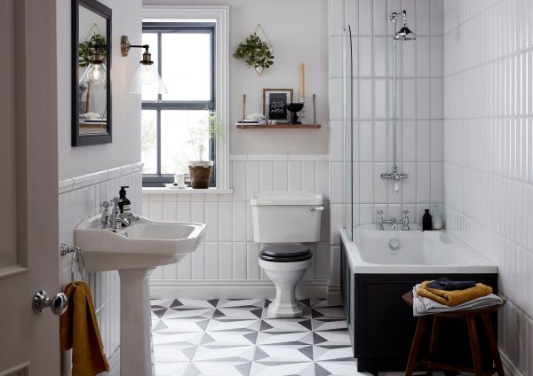 Phòng vệ sinh trang bị đầy đủ tiện nghi với bảng màu trắng đen kết hợp tinh tế.