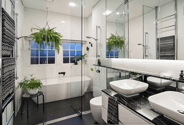 Phòng vệ sinh rộng rãi với tông màu trắng đen, thêm một chút cây xanh sẽ giúp căn phòng trở nên thoáng mát và điều hòa không khí trong phòng.