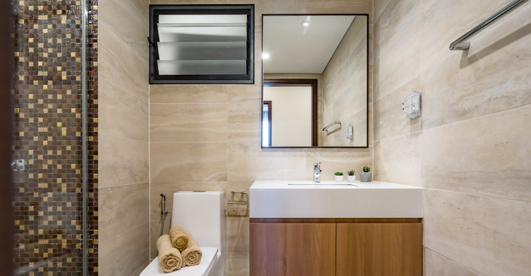 Phòng vệ sinh đủ đầy tiện ích hiện đại, thiết kế với bảng màu sáng sang trọng.