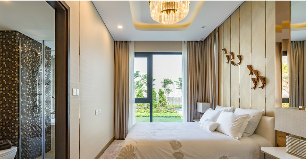 Phòng ngủ nhà mẫu One Verandah được thiết kế với bảng màu be sáng ấm áp.