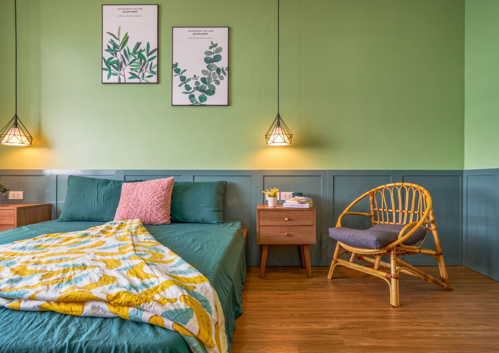 Phòng ngủ với sắc xanh lá nhạt nhẹ nhàng, tạo cảm giác thư giãn.