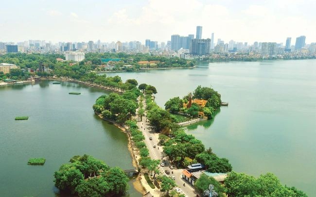 Quận Tây Hồ sở hữu không gian sống trong lành, thoáng mát với diện tích mặt nước tự nhiên lớn bậc nhất Thủ đô Hà Nội.