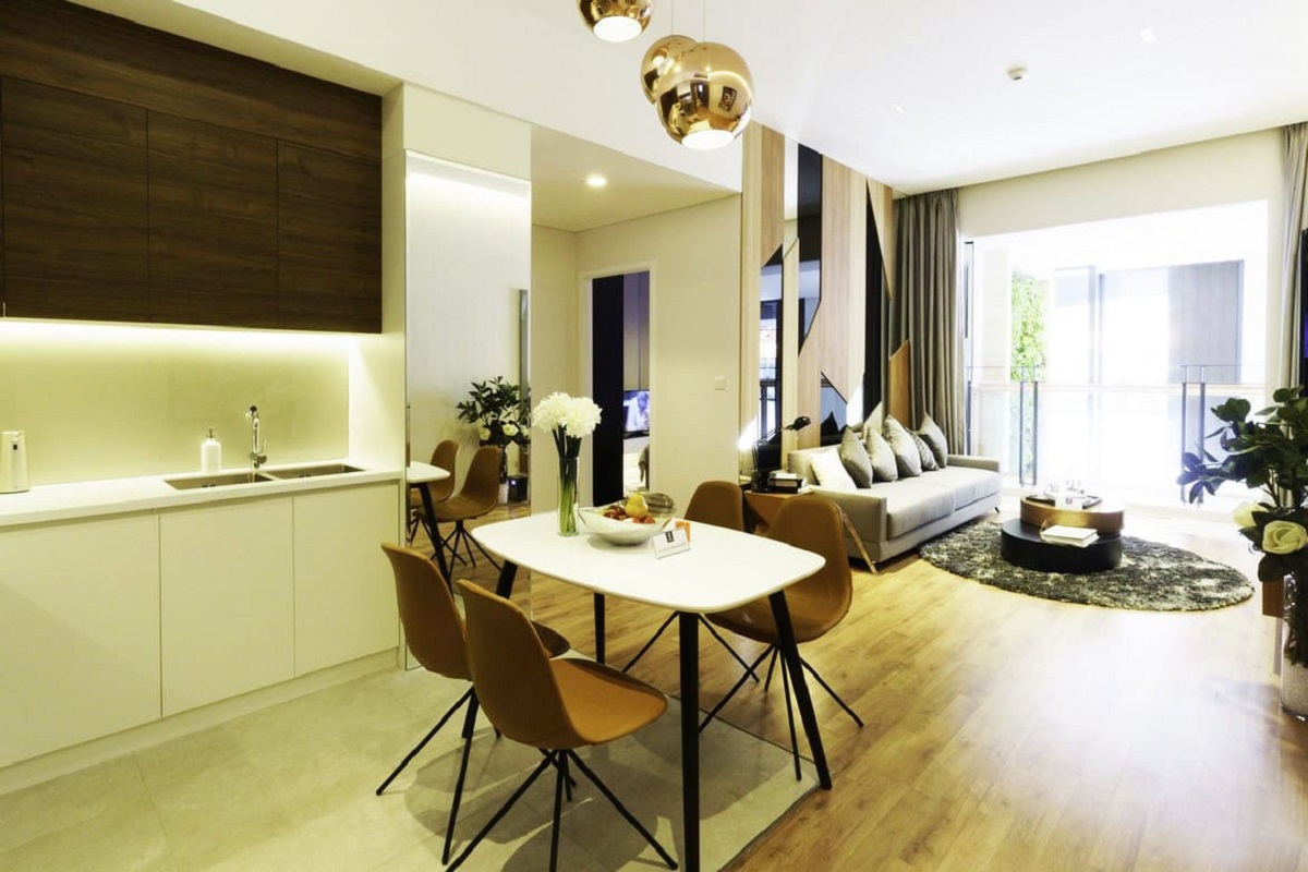 Phòng khách căn hộ đón được tối đa ánh sáng tự nhiên, thiết kế liên thông với không gian phòng ăn và bếp nấu tạo cảm giác rộng rãi hơn cho căn hộ mẫu Lancaster Legacy.