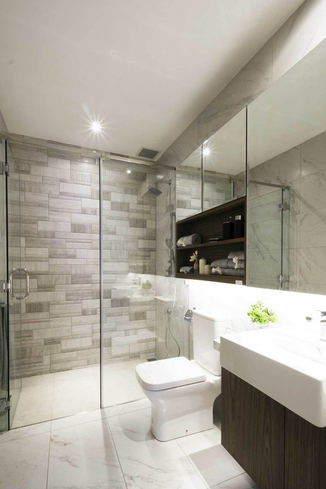 Phòng tắm căn hộ mẫu Lancaster Legacy sử dụng bảng màu trắng sáng chủ đạo.