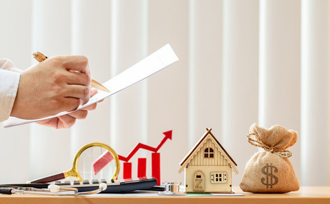hình ảnh mô hình ngôi nhà, cọc tiền xu, ký giấy tờ minh họa cho lãi suất vay mua chung cư nhà ở xã hội