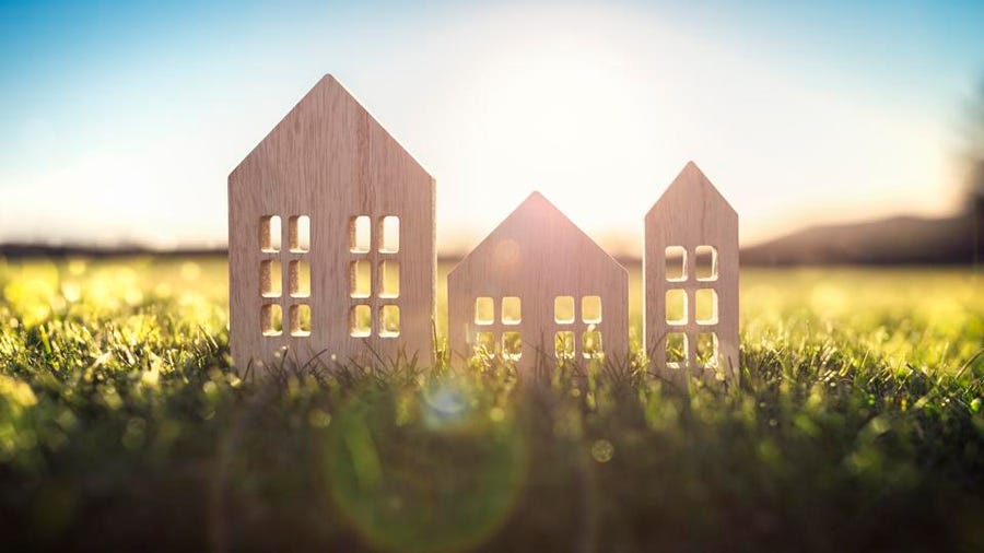 cận cảnh mô hình ngôi nhà bằng gỗ mỏng đặt trên thảm cỏ