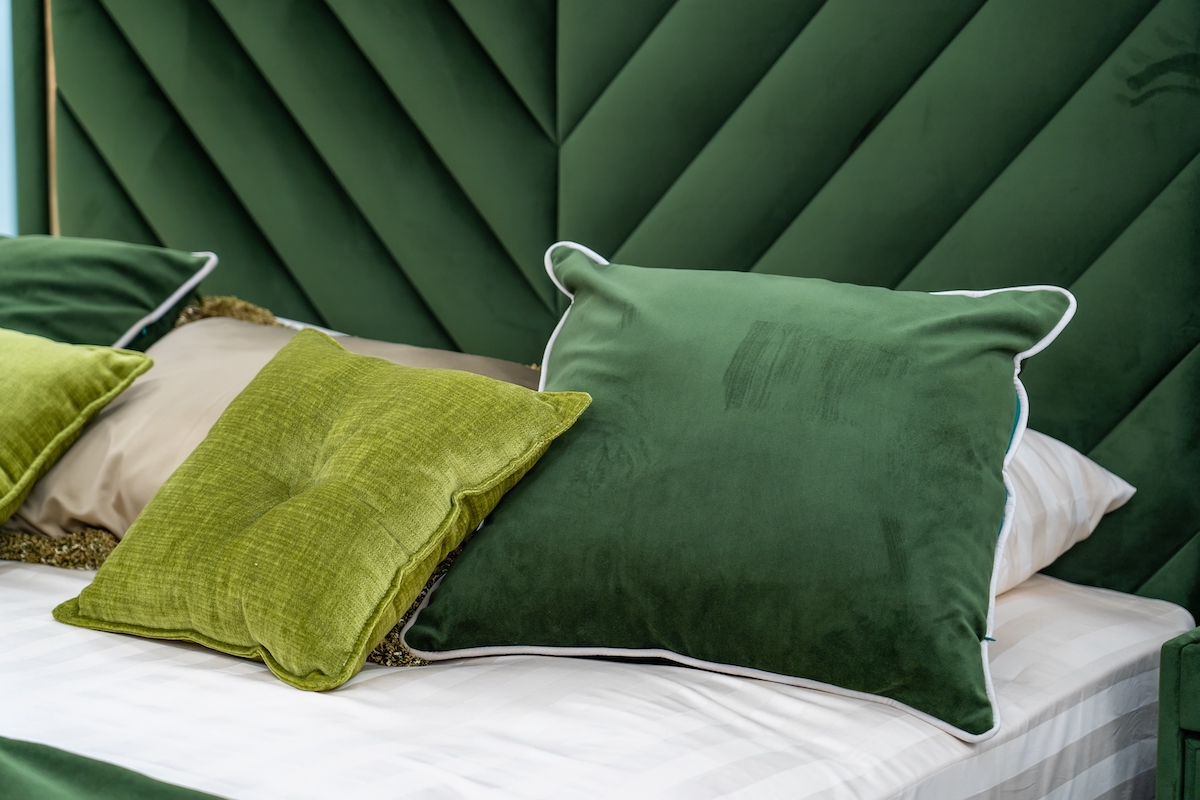 Trang trí phòng ngủ mệnh Hỏa với tông màu xanh lá cây nhẹ nhàng, thư thái.