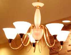 Cách treo đèn chùm trong nhà